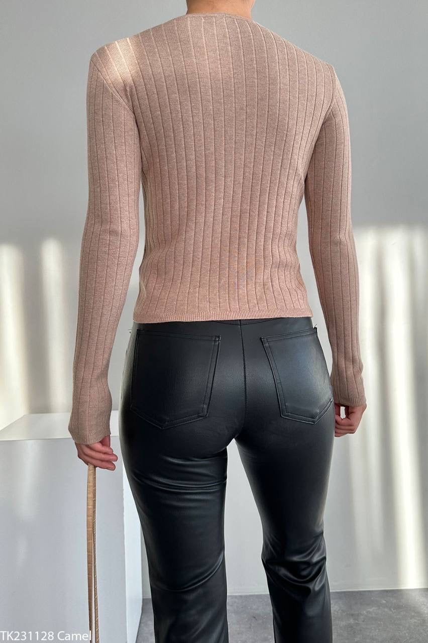 Basic sweater with front details